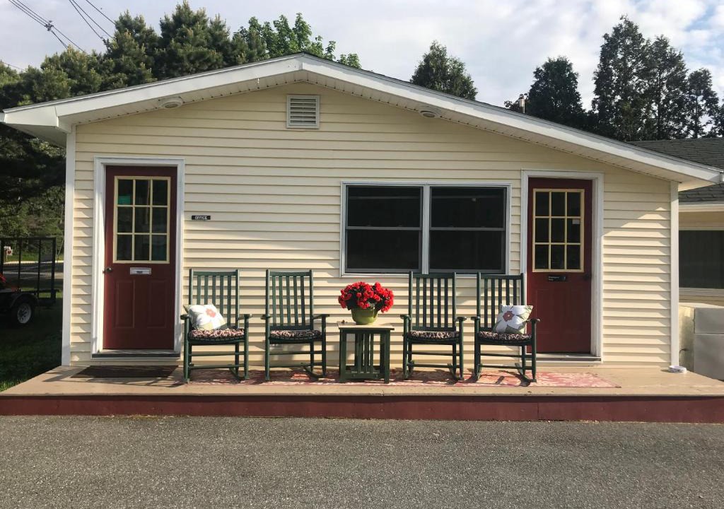 Hulls Cove Hotel | Gallagher’s Travels Bar Harbor Motel and Cottages