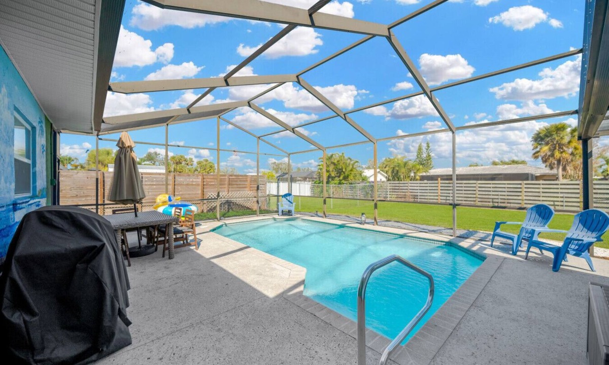 Gulf Gate Woods House | Getaway w/Heated Pool & fence by Siesta Key Beach