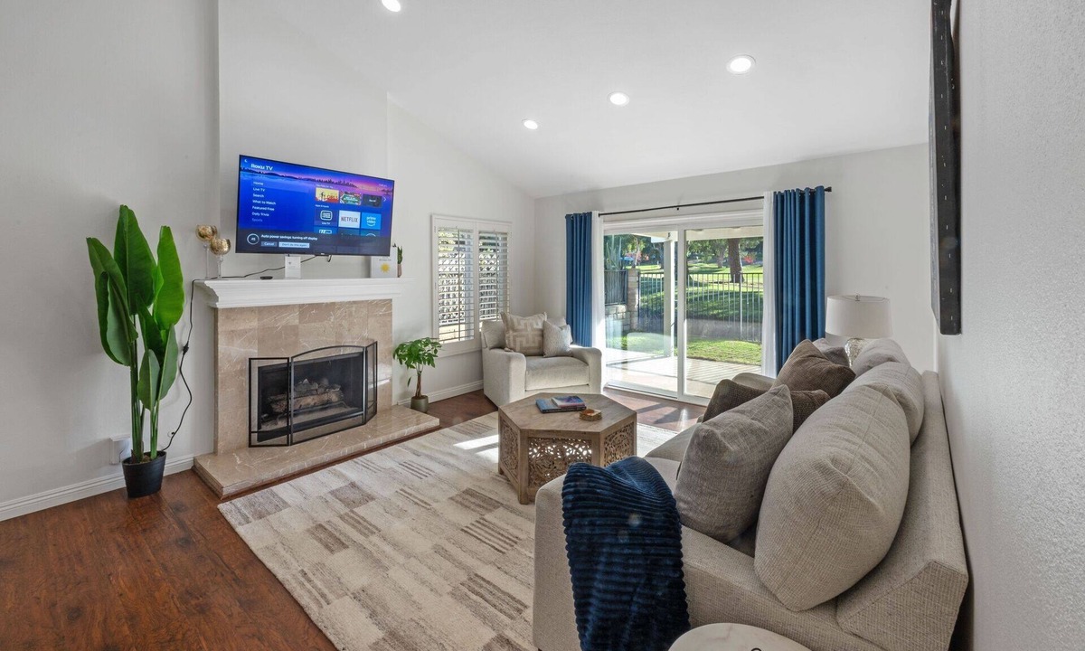 Thousand Oaks House | Golf course & Mountain View with Jacuzzi. Peaceful home. Family friendly.