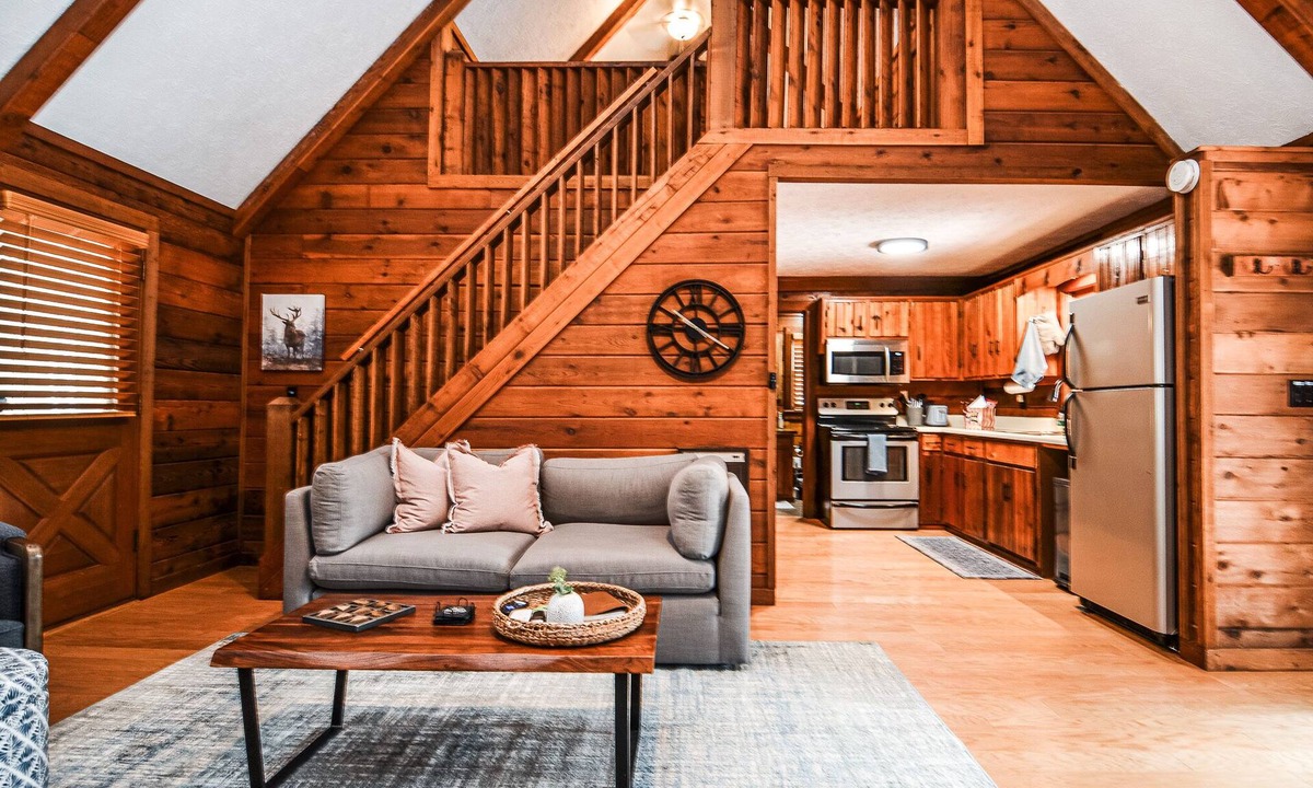 Mineral Bluff Cabin | Great for Couples, Mins to BR, 1 BR+Loft 1 BA log cabin, Hot Tub, Firepit +