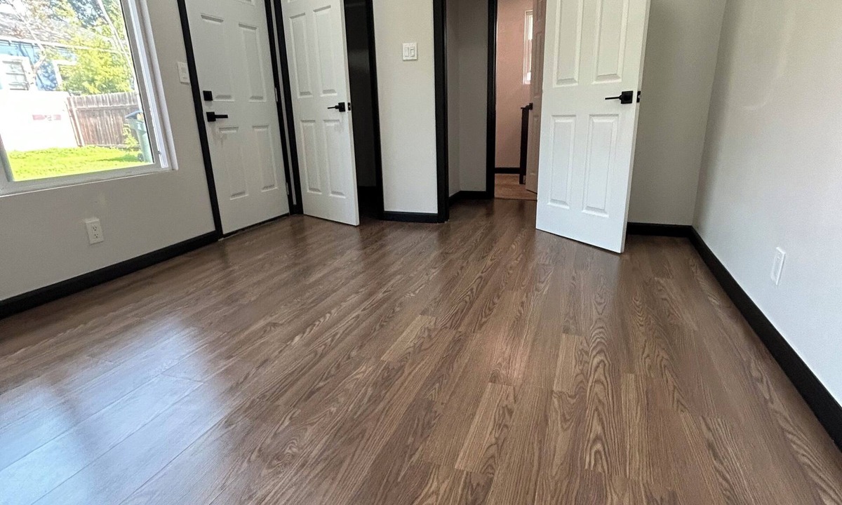 North Central House | Great neighborhood, Rose Bowl area. Front patio with hedges for family privacy.