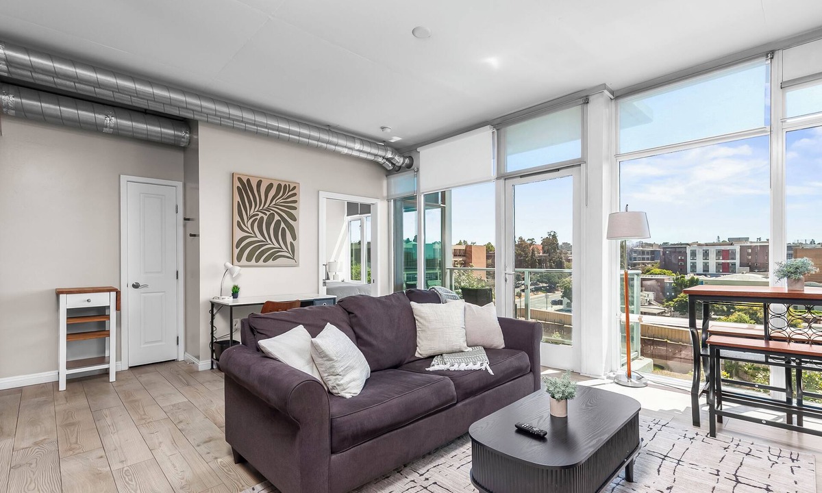 East Village Condo | Heart of Downtown 1BR Condo w/Parking, Washer & Dryer, WiFi, Jacuzzi, Gym, Bbq