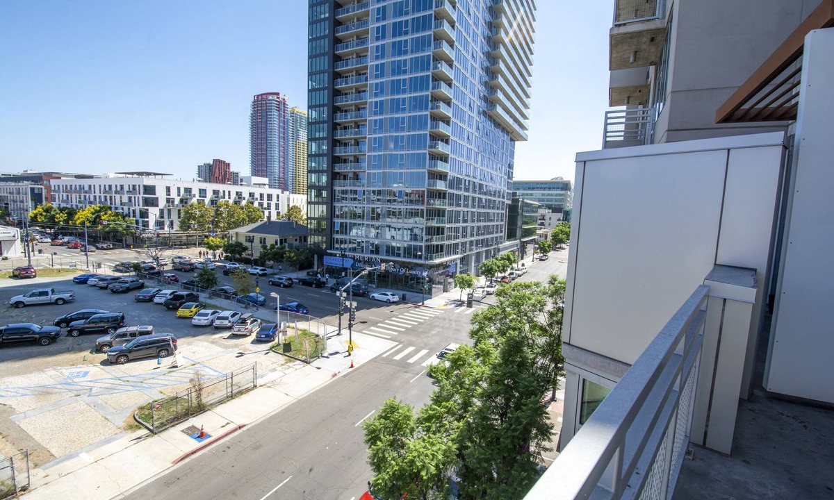 East Village Apartment | Heart of Gaslamp Lovely Plush APT