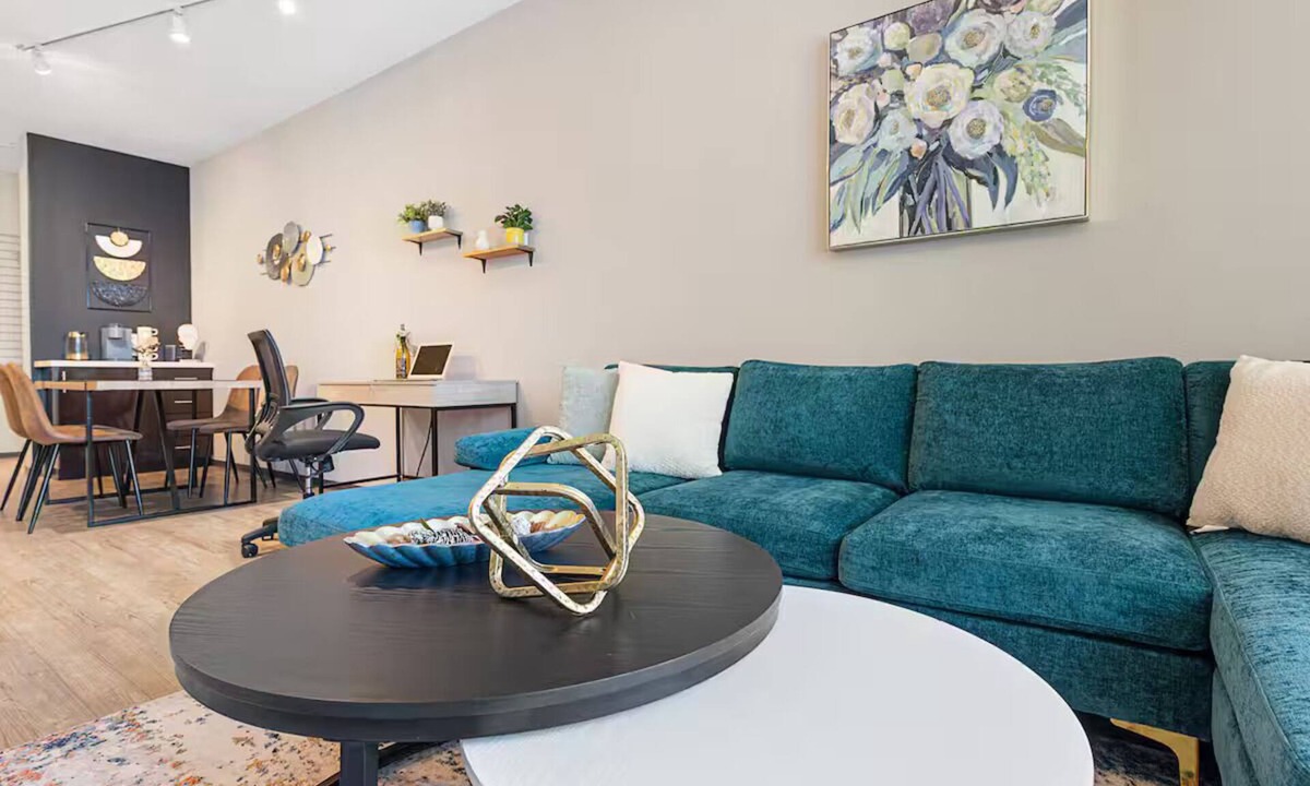Westpark Apartment | Heart of Irvine - Luxury Apt w/Pool & Gym 中文服务-