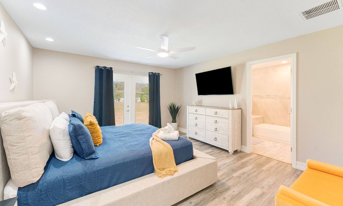 Whitfield House | Heated Pool + Sleeps 14 + Waterfront + Perfect for Groups + Close to Airport