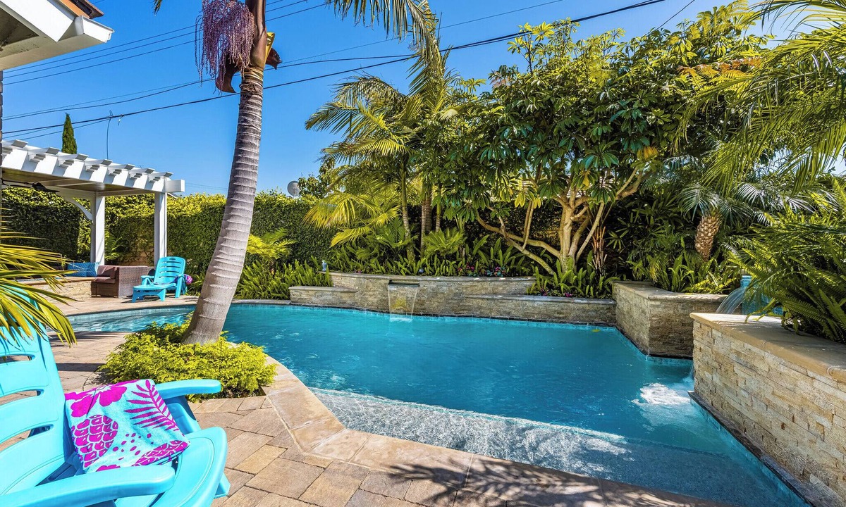 Santa Ana Heights House | Heated Pool/Spa for Christmas/New Years - WALK to beach !