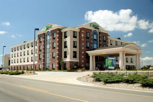 Marion Hotel | Holiday Inn Express & Suites Marion Northeast by IHG