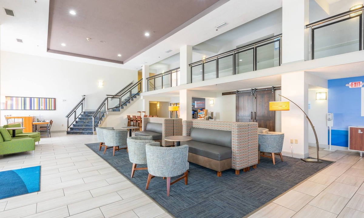 Bradenton Hotel | Holiday Inn Express & Suites Bradenton West by IHG