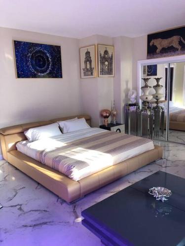 Downtown Los Angeles Apartment | Hollywood Art Studio Apartment