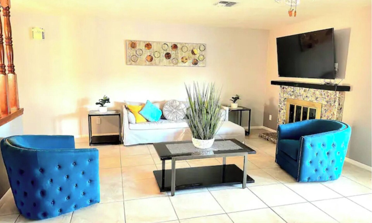 Sunrise Manor House | Home Sweet Home with 8bds, 8 mins from Freemont St