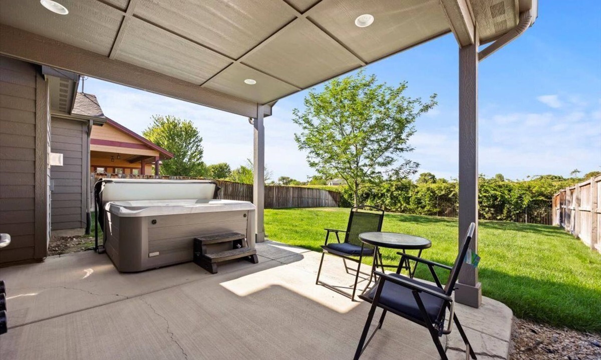 Southwest Ada County Alliance House | Hot Tub-Backyard-King-Parking-300Mbps