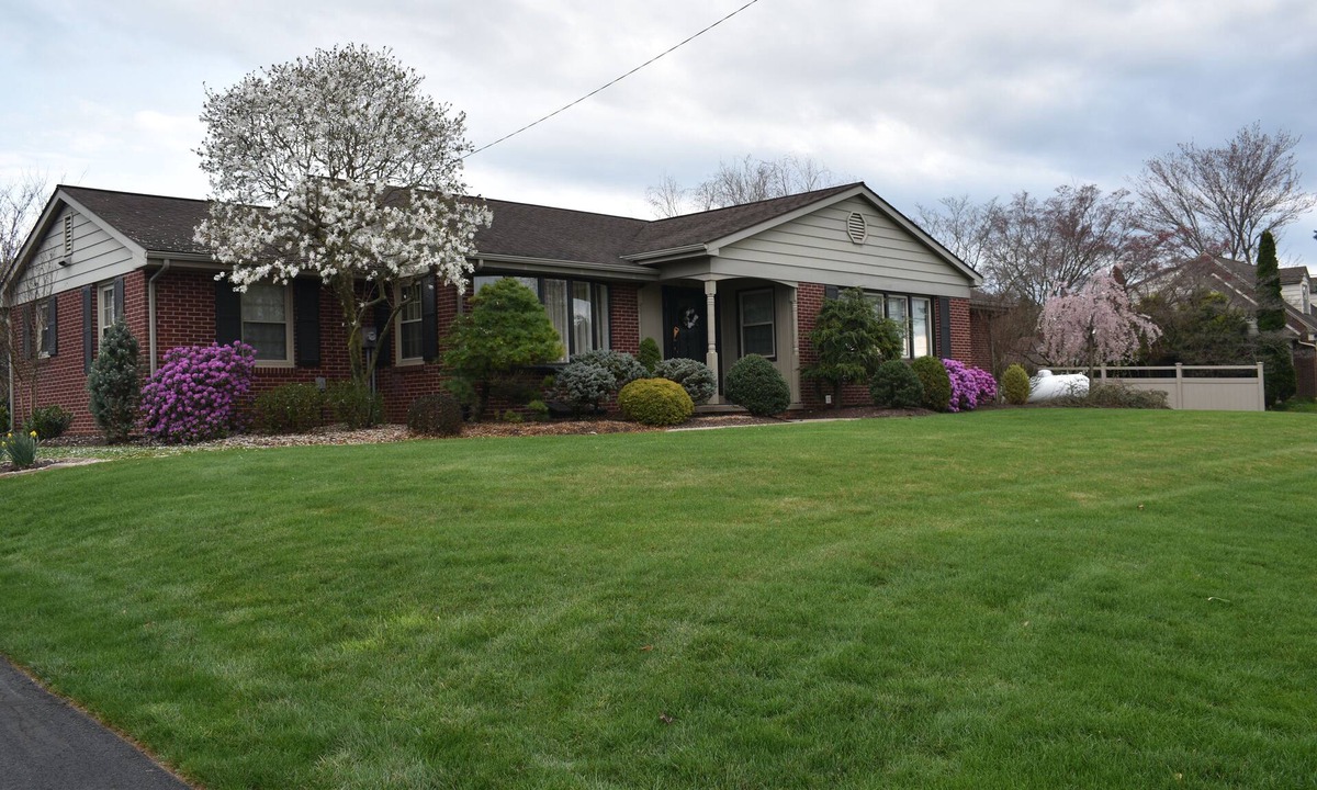 East Earl House | House with backyard and patio! Beautiful Rural Farmland Within Minutes