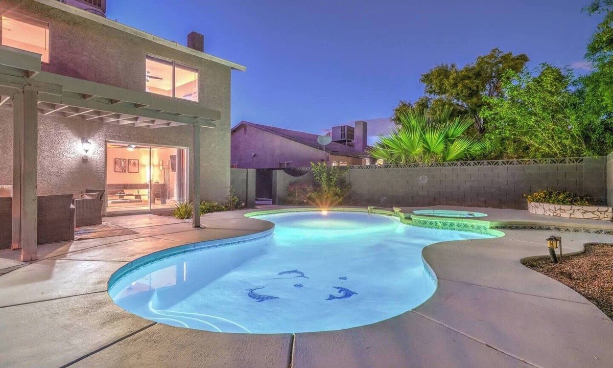 Chinatown Villa | 静 Tokyo Escape - a Chinatown Pool Villa near STRIP