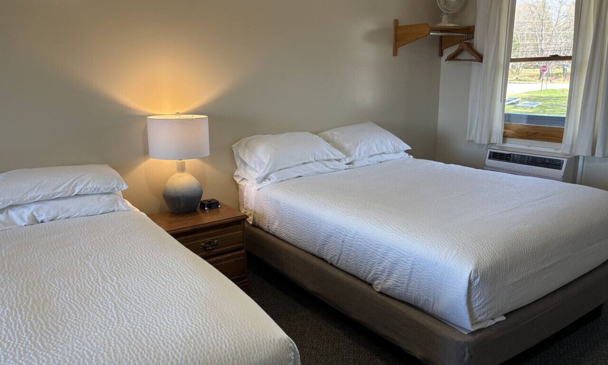 Greenville Junction Bed & Breakfast | Juniper Motel *Double Queen*RM13*ATV Access*Dock*Waterfront