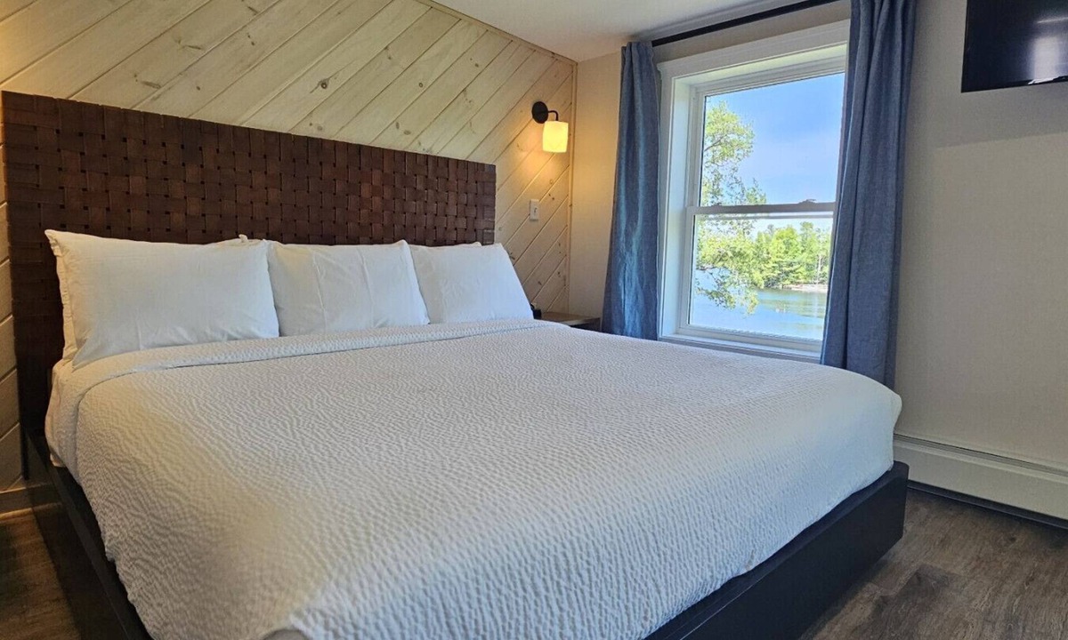 Greenville Junction Hotel | Juniper Motel-King Suite Deluxe*RM5*Lakefront*ATV Access