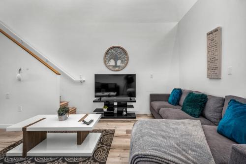 Wilshire Apartment | Koreatown 1 Bedroom Loft with 2 Beds Free Parking Wifi