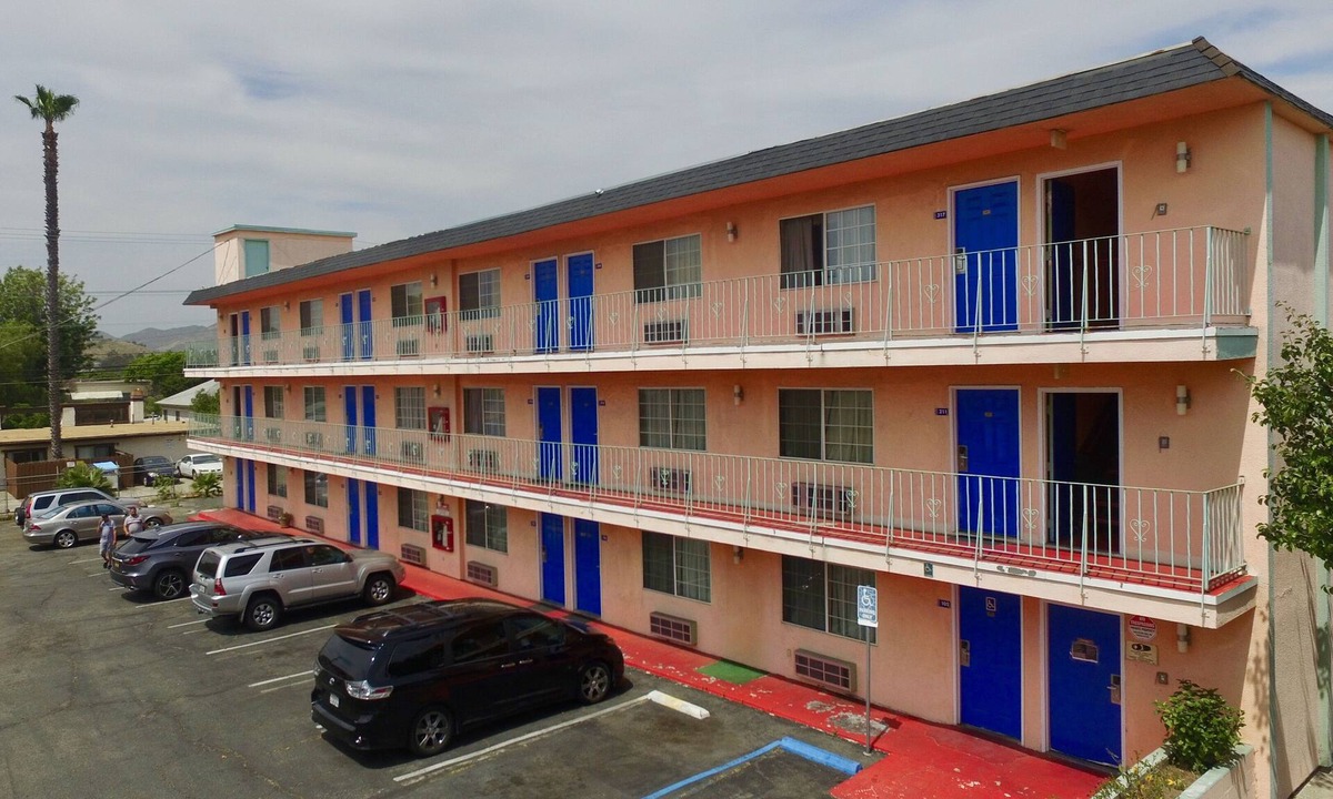 College East Hotel | La Petite Rouge Motel