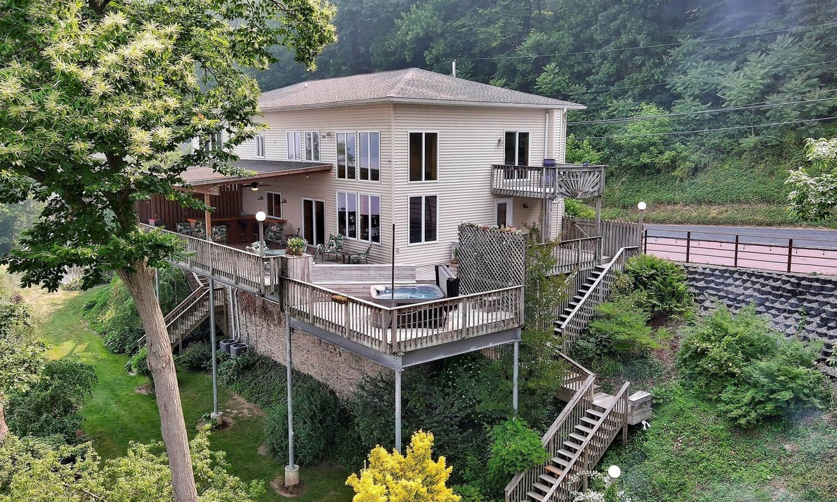 Pequea House | LAKE HOUSE SOUTH Waterfront Retreat with DOCKAGE on Susquehanna River & HOT TUB