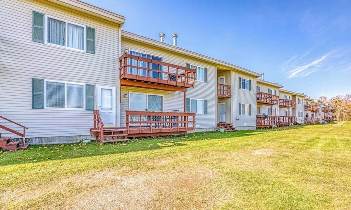 Greenville Junction House | Lakefront condo on the golf course w/sweeping views & beach access