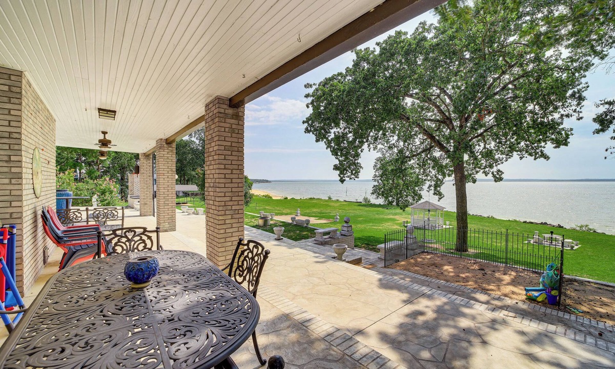 Hoyt House | Lakefront Eufaula Escape w/Dock + Private Beach!