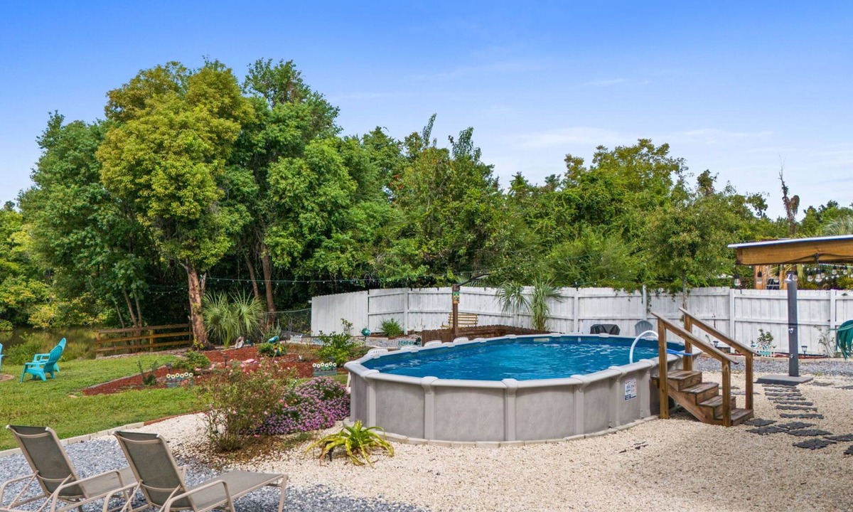 Springfield House | Lakefront Retreat - Hot Tub - Pool - Fire Pit - Big Yard - Close to Beaches