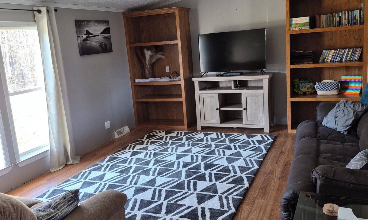 Lakewood  Shelby County House | Lakeside Haven Come enjoy the relaxing stay next to the Lake with nature sounds