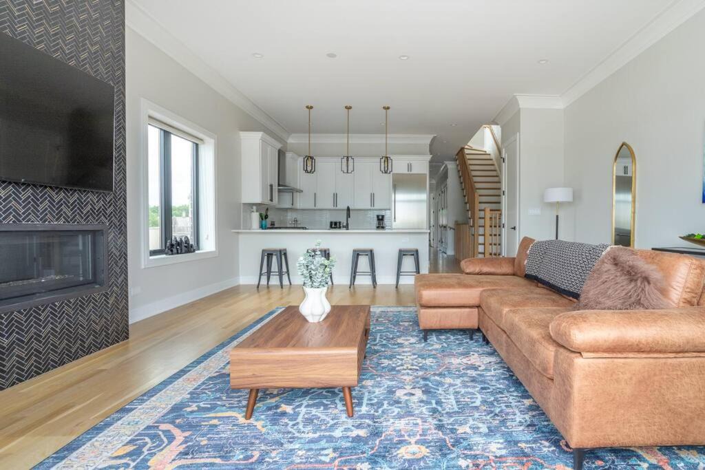 West Lakeview Apartment | Large 2-Bedroom with Huge Roof Deck view of Chicago Skyline