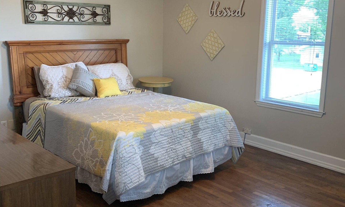 Cullman House | Large Private Room & Bathroom