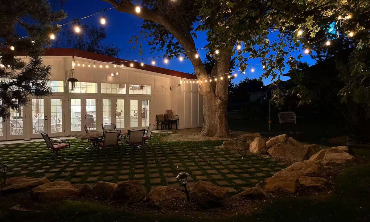 Nampa House | Large Retreats Gatherings Celebrations Beds for 18+ hot tub treehouse