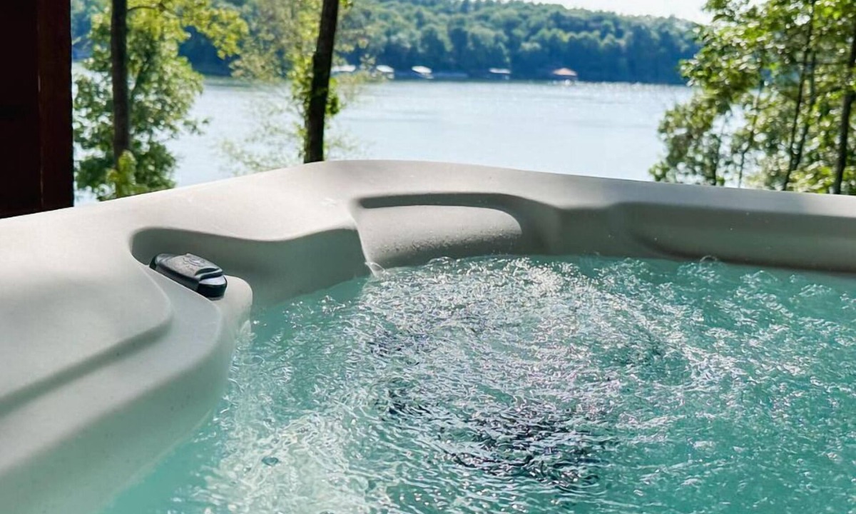 Marion House | Log Home Hot Tub Retreat, Kayaks