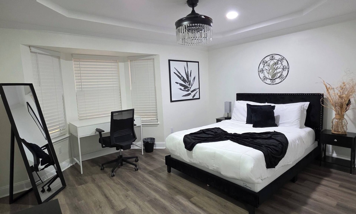 Northside House | Lovely Home 10 min from Jax Airport w/Pool + Firepit.