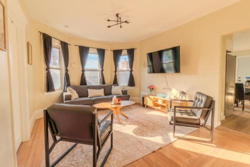 Medford Street - The Neck Apartment | LUXE 4BDR2BA Near Boston- T-Station & Encore Casino
