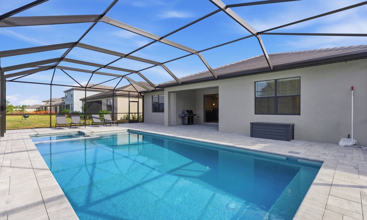 Braden River House | Luxurious 3 Bedroom House in Bradenton: Heated Pool, Hot Tub & Beach Access Near