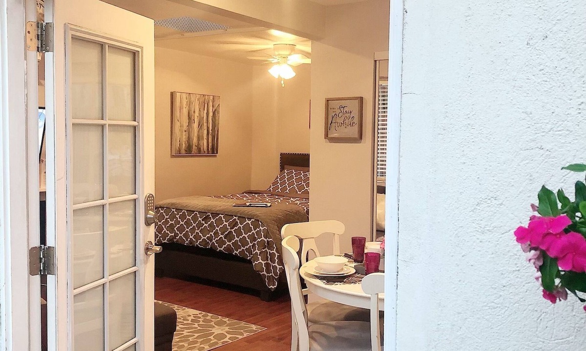 Sherman Oaks House | Luxurious Private Guesthouse in Sherman Oaks
