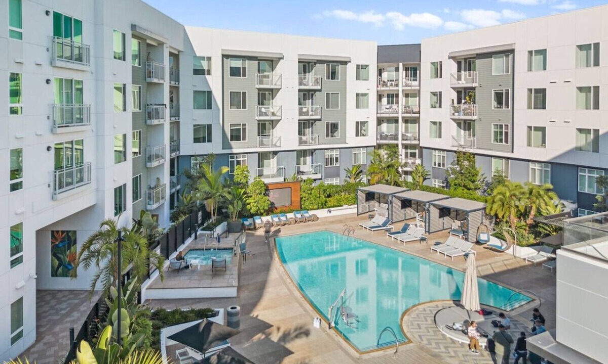 Kearny Mesa Apartment | Luxury Corner Penthouse: Pool, Spa, Gym, & Parking