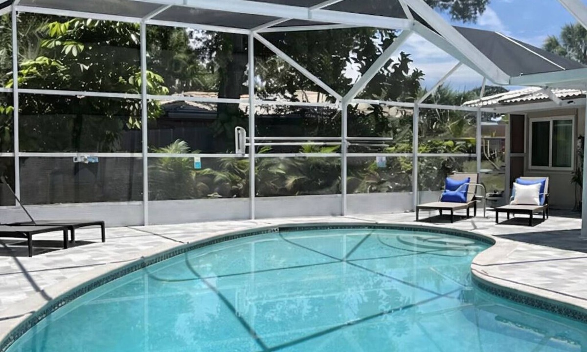 Southgate House | Luxury home&heated private pool mins drive to Siesta Key & Downtown Sarasota.