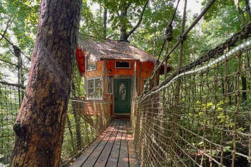 Copperhill House | Magical Treehouse Mountain Views Dog Friendly