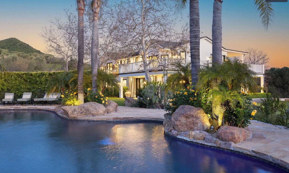 Malibu Villa | Malibu Villa with breathtaking Views and giant artesian pool