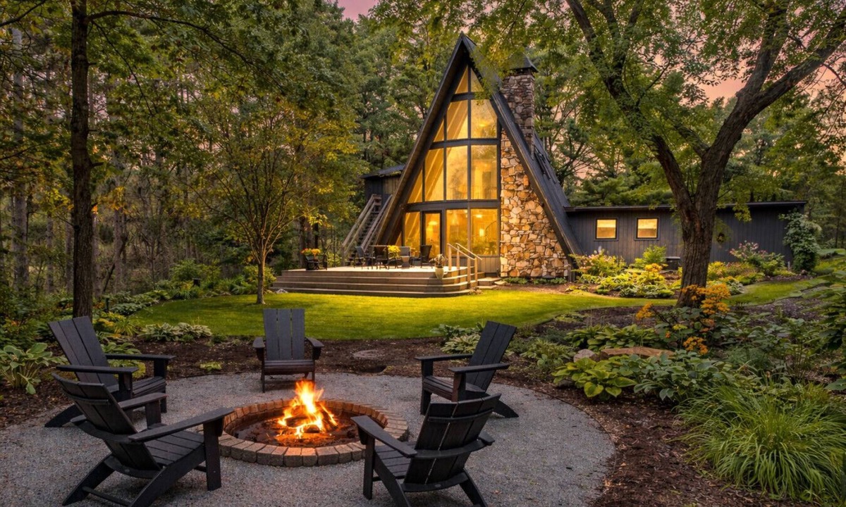 Stevens Point Cabin | Maple Bluff Escape | A-Frame w/Theater + Hot Tub