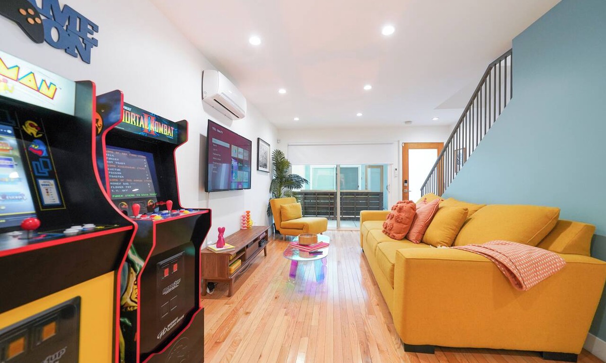 Santa Ana Condo | ☞ Mid Century Modern ☞ Near Disney & Knotts ☞ AC ☞ W/D ☞ Parking ☞ 200Mbs ☞