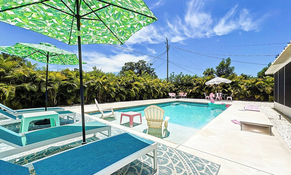 Southgate House | MidCentury Modern Heated Pool Retreat minutes to Siesta Key Beach & Downtown
