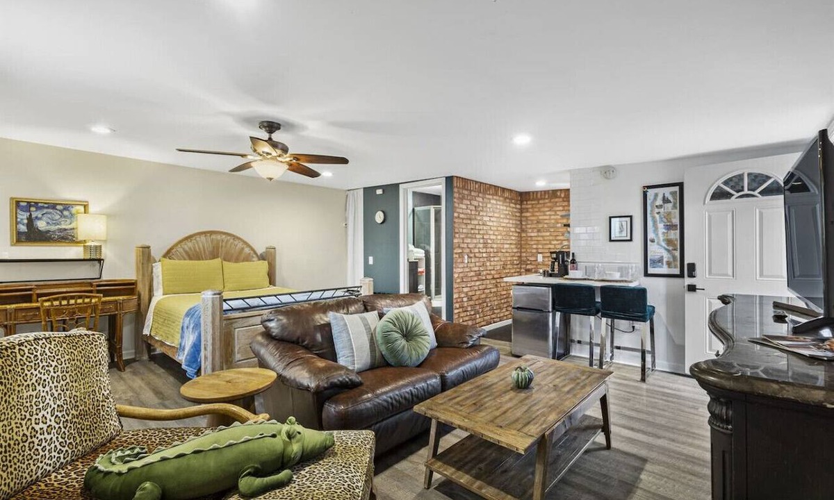 Townsite Condo | Mile to Beach! Tiki Master Suite