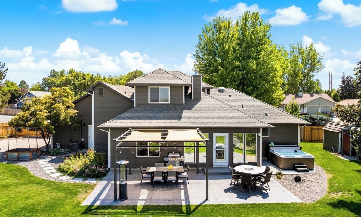 Southeast Boise House | Modern 3BR + loft retreat with hot tub, fire pit, and stunning city/mountain views