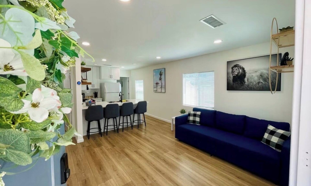 East Los Angeles House | Modern & Bright Cozy Home in heart of LA 2bd-1bath with AC & Parking