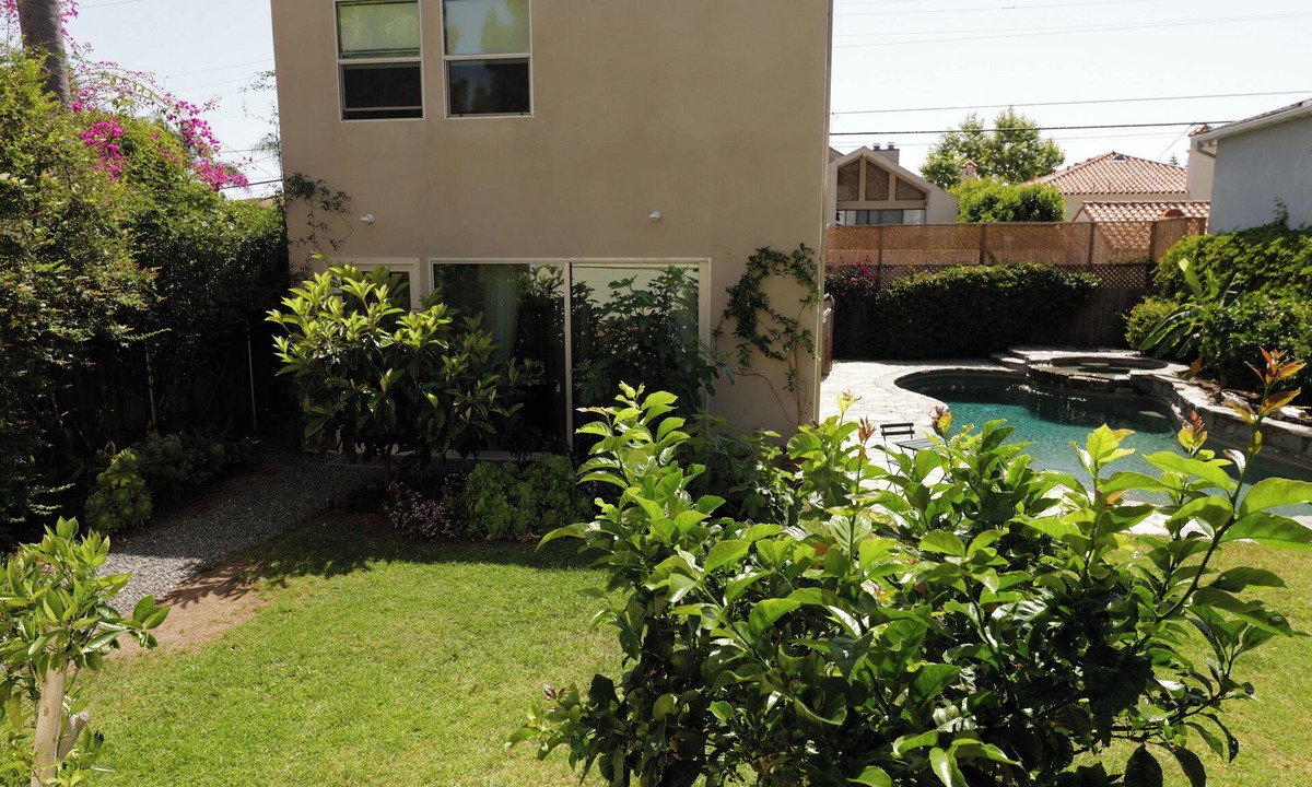 North of Montana Apartment | Modern Cozy guesthouse North of Montana Ave., S.Monica, CA.