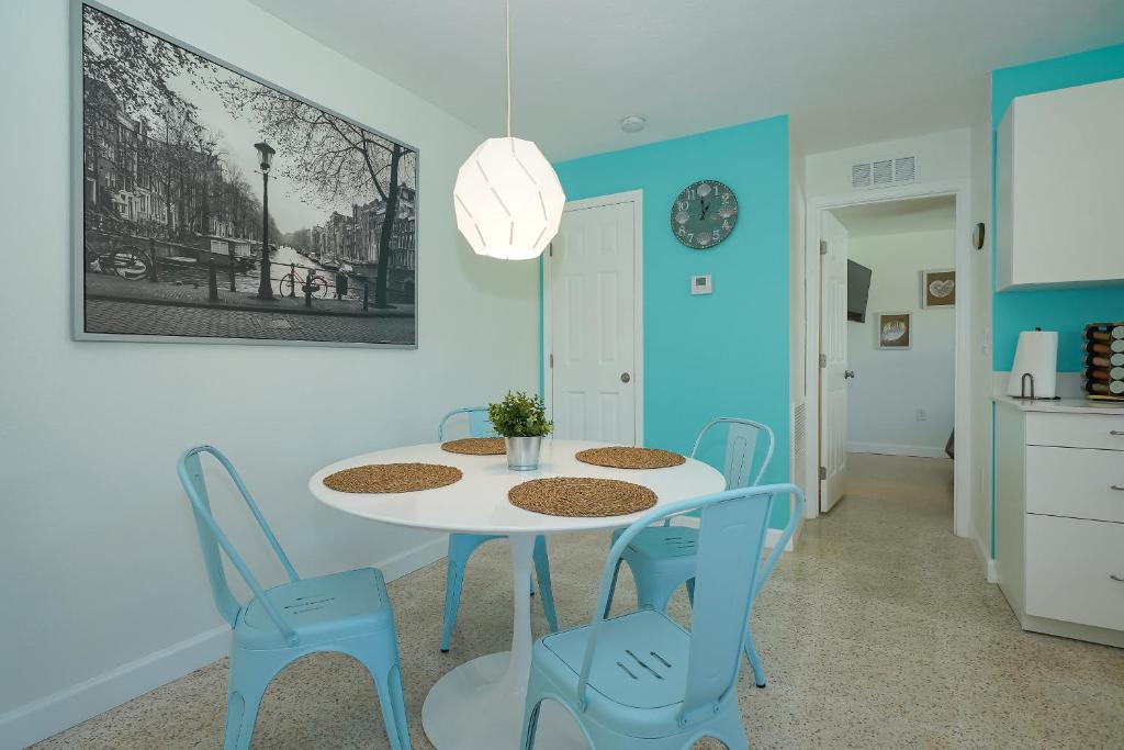 South Sarasota House | Modern & Fresh - Less than 3 miles to the Beach!