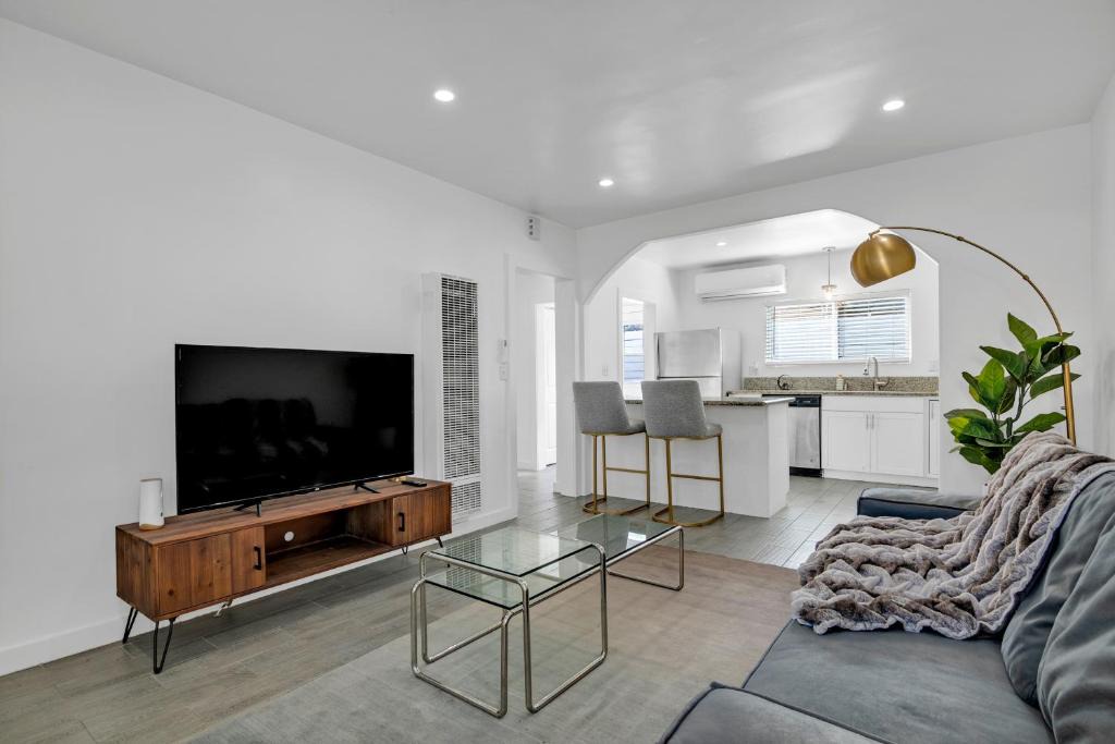 Mid City Apartment | Modern House Central Location