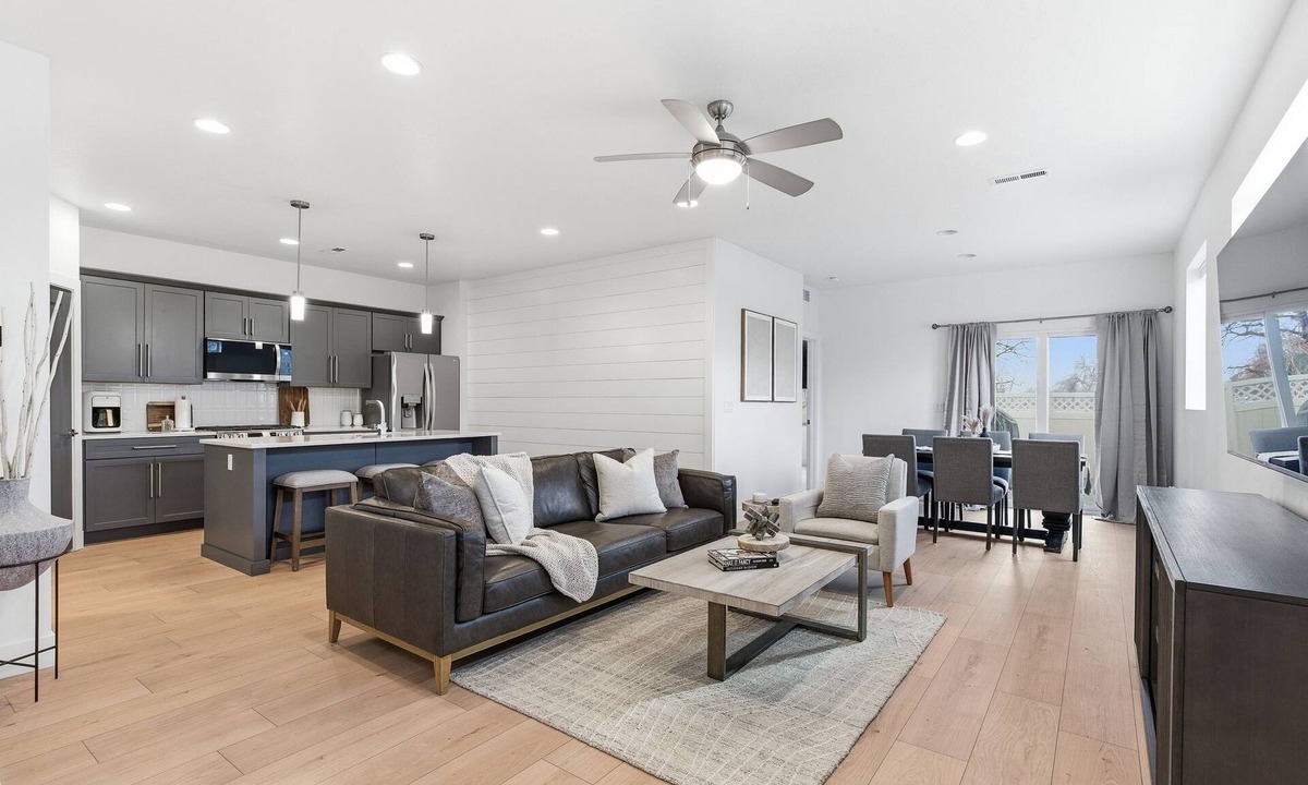 Meridian House | Modern Meridian Retreat - Spacious 4 Bedroom - Walkable Downtown
