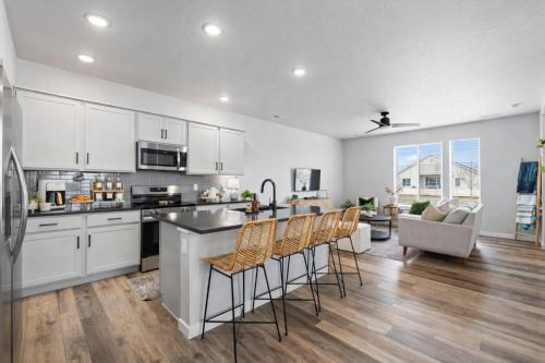 Meridian House | Modern Parkside Stay King DreamCloud Sleeps 10