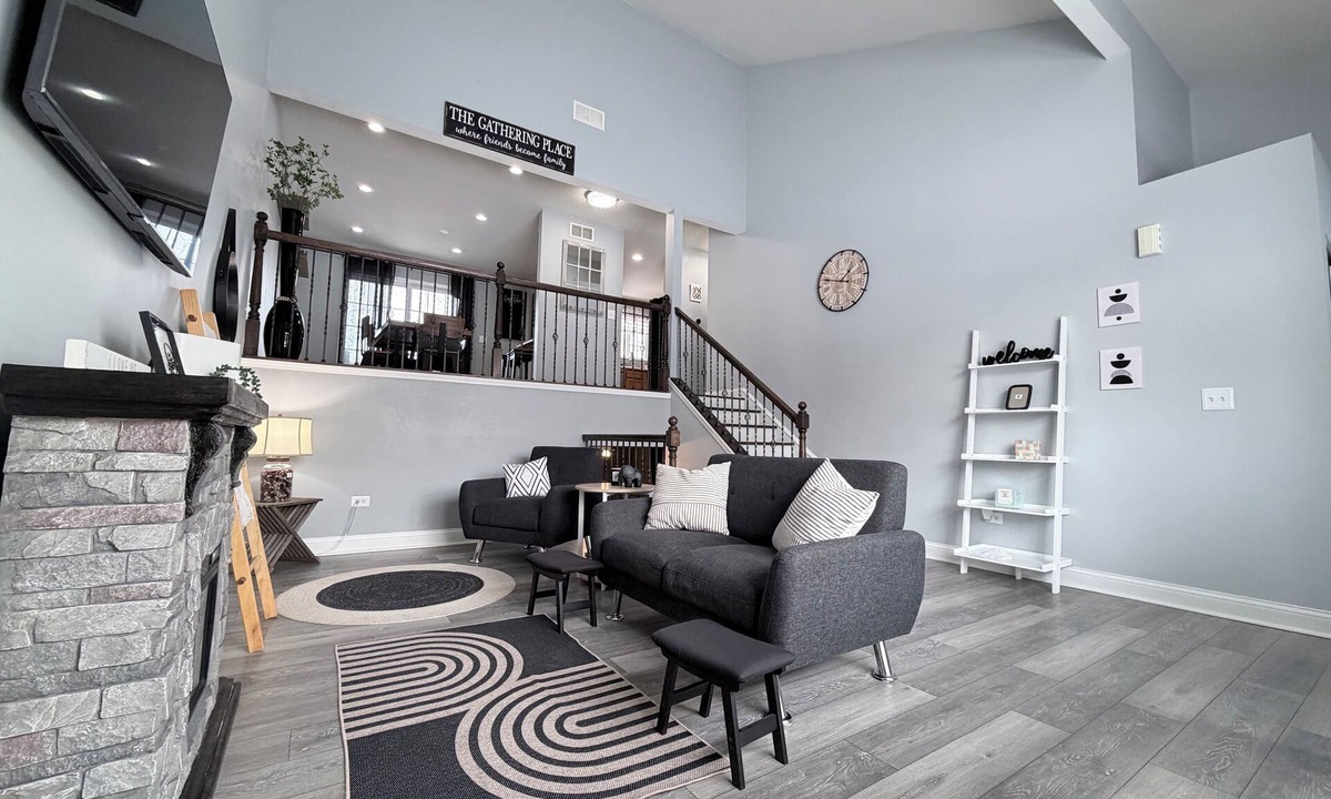 Waukegan House | Modern Spacious Retreat with Fast Wi-Fi, Yard & Workspace - 4BR and 2 Full Bath
